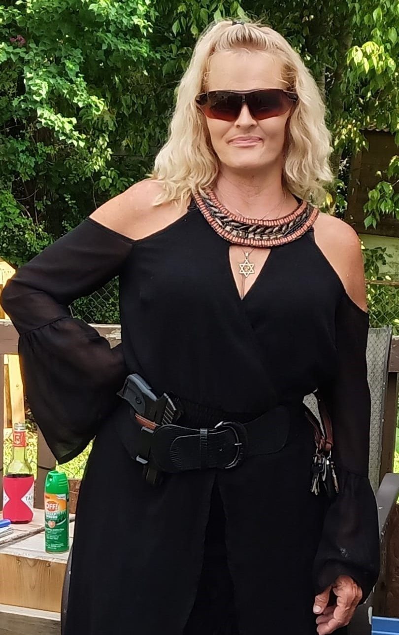 Airbrush Spray Gun A gold pen beside three small bottles of liquid in pink and beige.